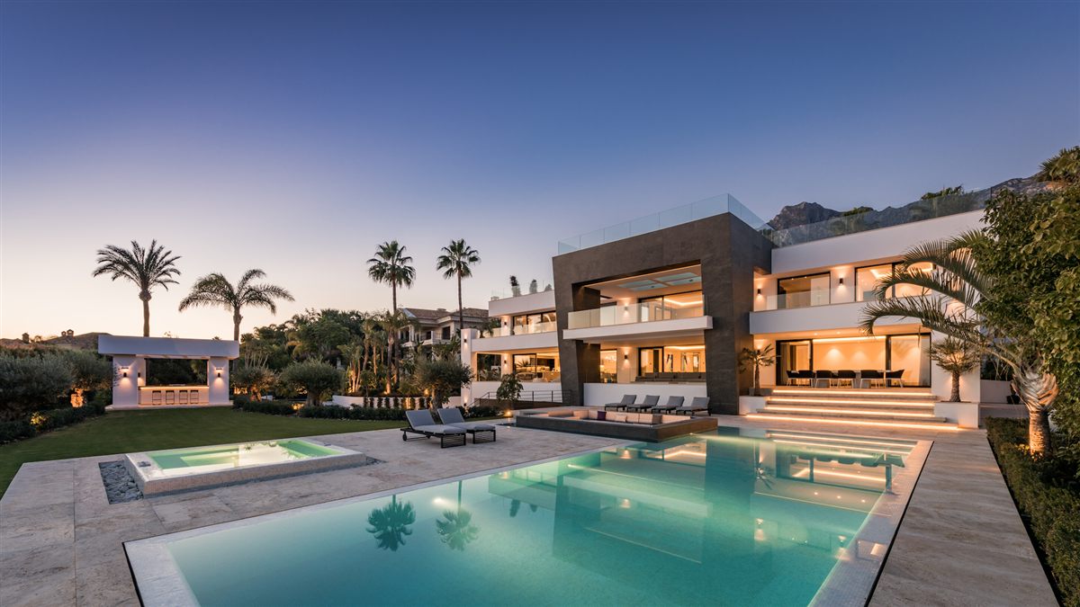 Private villa with infinity pool overlooking the sea